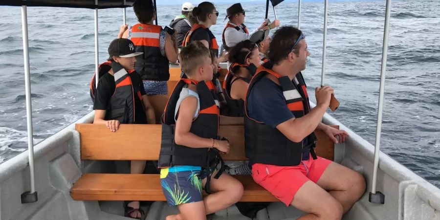 Zu zwölft sitzen wir, in einem im Vergleich zu den Walen, winzigen Boot, Bild: Travelistas.info