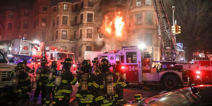 Beim Brand am Filmset kommt ein Feuerwehrmann ums Leben.