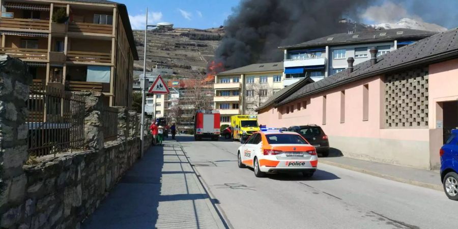 Sitten VS: Feuer auf Dach eines Gebäudes.