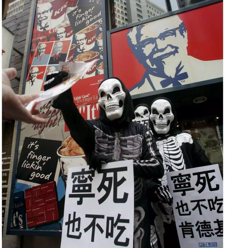 Eine weitere Protestaktion gegen KFC in Hong Kong.