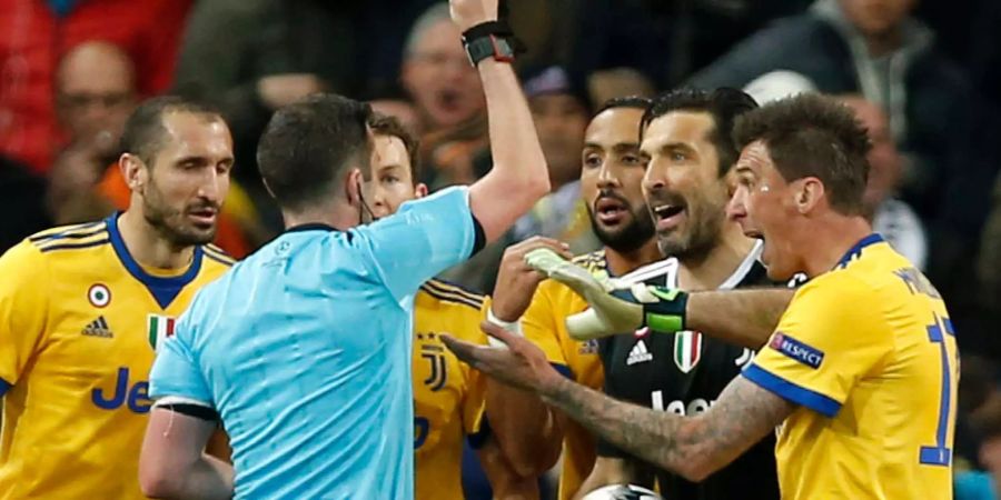 Nach heftigen Reaktionen von Gianluigi Buffon gegen den englischen Schiedsrichter Michael Oliver sah Buffon rot.