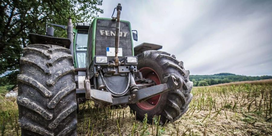 In Kirchdorf im Kanton Bern stürzte ein Traktor einen Abhang hinunter. (Symbolbild)