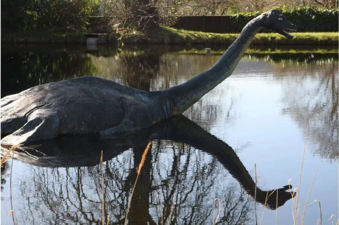 Eine Nessie-Figur steht im schottischen Hochland bei Inverness. Eine Nessie-Figur steht im schottischen Hochland bei Inverness.