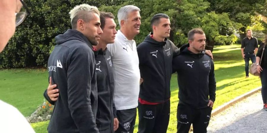 Valon Behrami, Stephan Lichtsteiner, Vladimir Petkovic, Granit Xhaka und Xherdan Shaqiri (v. l.) posieren für ein Foto.