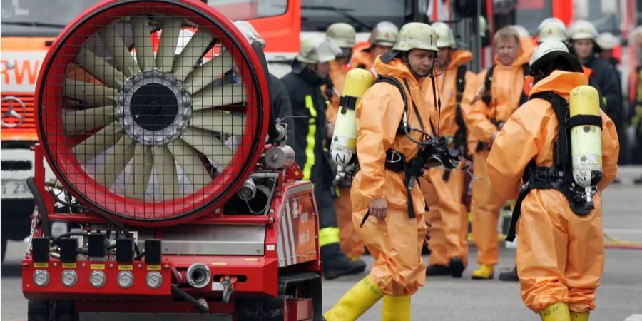 In Denges VD simulierten Einsatzkräfte einen Zugunfall mit Chlorgas. (Symbolbild)