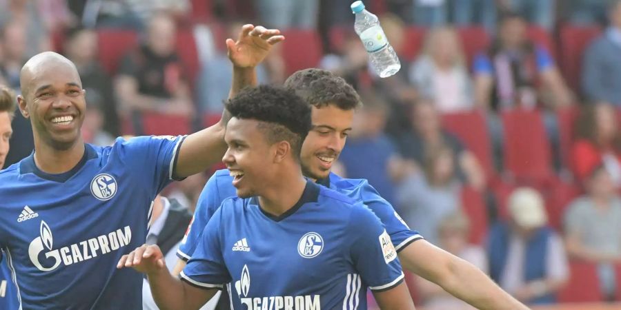 Die Schalker Naldo, McKennie und di Santo (v.l.n.r.) feiern nach dem Sieg in Augsburg.