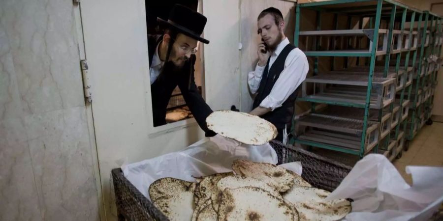 Orthodoxe Juden bereiten Matze zu, das ungesäuerte Brot, welches am Pessach-Fest gegessen wird.