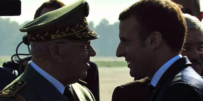 Der französische Präsident Emmanuel Macron (rechts) wird vom algerischen Präsidenten Ahmed Gaid Salah in Algerien begrüsst. Algerien und Frankreich
