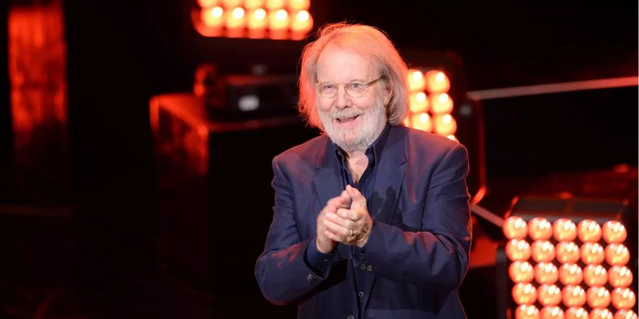 ABBA-Mitgründer Benny Andersson steht bei der Verleihung des Deutschen Radiopreises auf der Bühne.