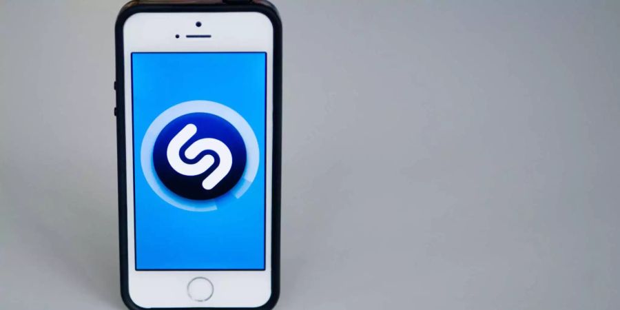 Shazam bekommt Geld von Anbietern, wenn Nutzer nach Erkennung der Songs zu Musikdiensten wie Spotify gehen.