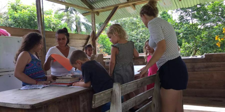Kinder unterschiedlicher Sprache und Kultur. Zusammen spielen geht ohne Probleme.
