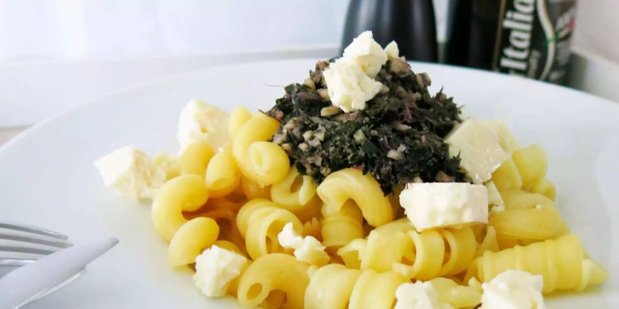 Ein leckeres, schnelles Mittagessen: das Pesto ist ist ohne Feta sogar vegan. Copyright www.missbroccoli.com