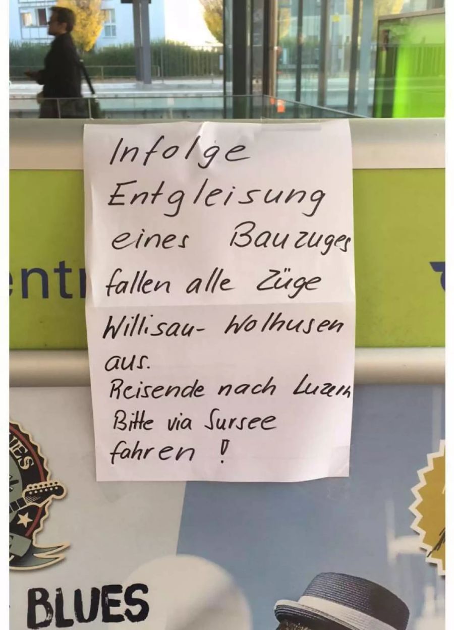 Die erste Mitteilung an die Fahrgäste war handgeschrieben.