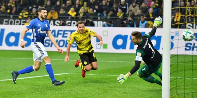 Trotz Tor gegen Schalke hat Mario Götze nichts zu jubeln. Trotz Tor gegen Schalke hat Mario Götze nichts zu jubeln.