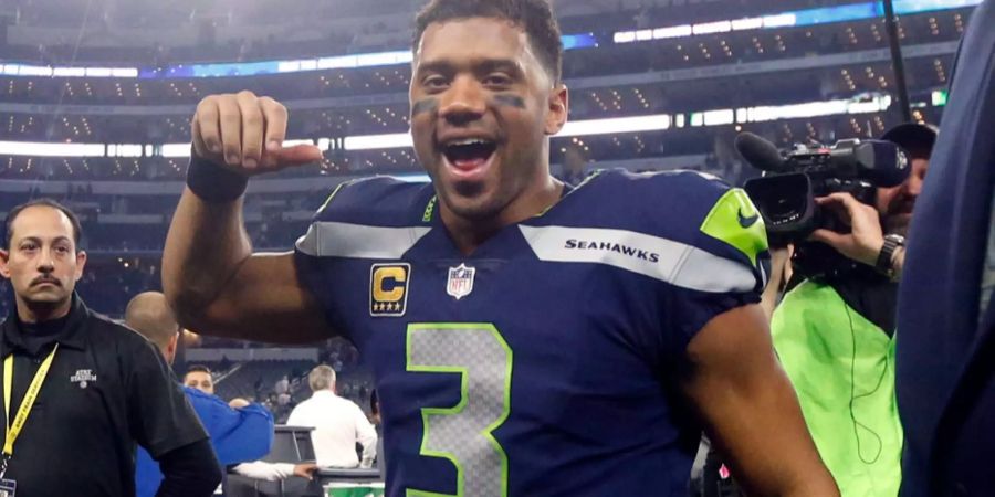 Bereits vor dem Spiel war klar, dass sich Seattle oder Dallas aus dem Playoff-Rennen verabschieden wird. Gegen die Cowboys ist es die zuletzt viel gescholtene Defense der Seahawks, die dafür sorgt, dass die Hoffnungen bei Russell Wilson und Co. weiterleben dürfen. Die Verteidigung erzwingt beim 21:12-Sieg zwei Interceptions und einen Fumble.