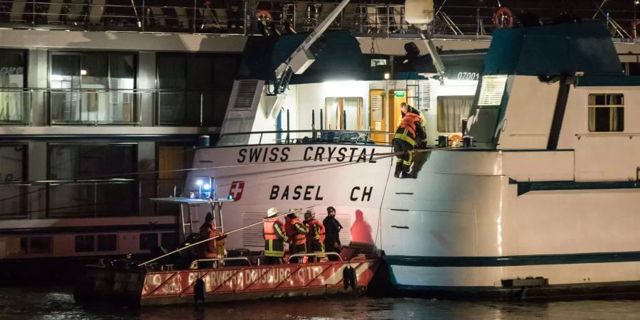 Ein Hotelschiff mit 129 Personen war am späten Dienstagabend auf dem Rhein mit einem Brückenpfeiler kollidiert.