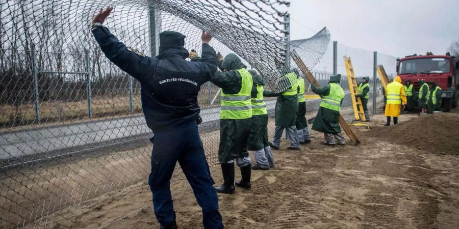 Die ungarische Regierung hatte beschlossen, entlang der Grenze zu Serbien einen zweiten Zaun zu errichten, um Flüchtlinge abzuhalten.