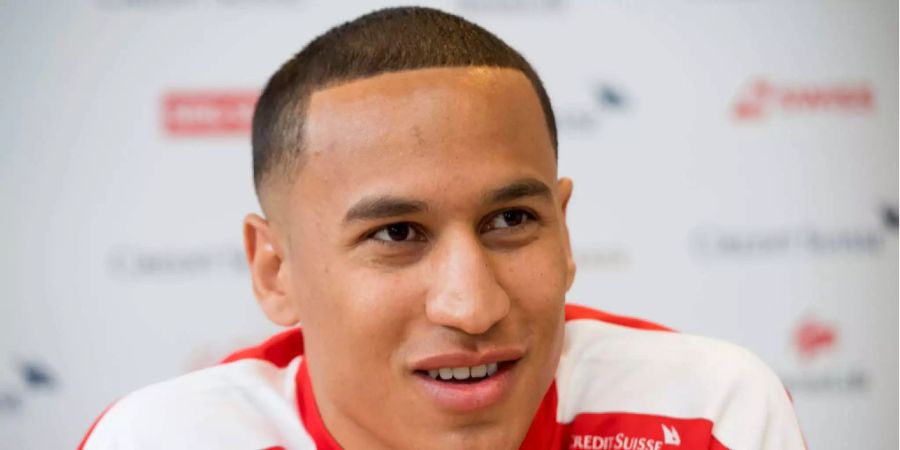 Léo Lacroix bei einer Pressekonferenz der Schweizer Fussballnationalmannschaft.