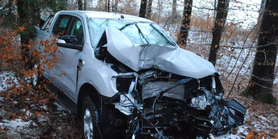 Mit voller Wucht prallte das Auto frontal in einen Baum.