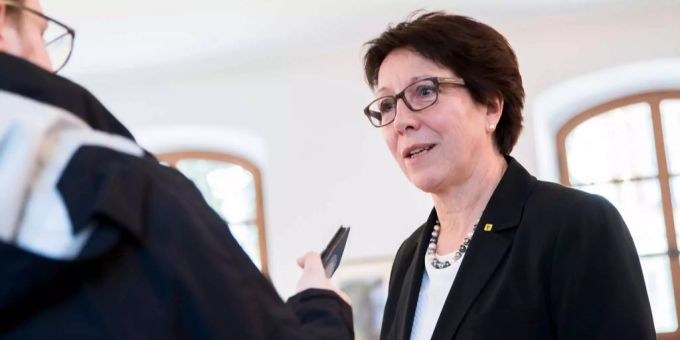 Urner Regierungsrätin Barbara Bär verzichtet auf zweite Runde der Landammmannwahl. Urner Regierungsrätin Barbara Bär verzichtet auf zweite Runde der Landammmannwahl.