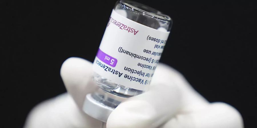 ARCHIV - Eine Dosis des Corona-Impfstoffs von AstraZeneca wird vorbereitet. Der Schutz des Astrazeneca-Impfstoffs vor Covid-19 wird bei einem längeren Abstand zwischen erster und zweiter Dosis laut einer aktuellen Studie der Universität Oxford nicht beeinträchtig. Foto: Sakchai Lalit/AP/dpa
