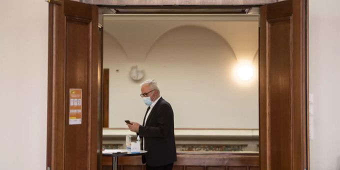Stadtrat Andreas Hauri, Gesundheits- und Umweltdepartement, wartet vor der Medienkonferenz über die weiteren Schritte zur Verbesserung der Lebenssituation von Sans-Papiers in Zürich, stadtrat zürich