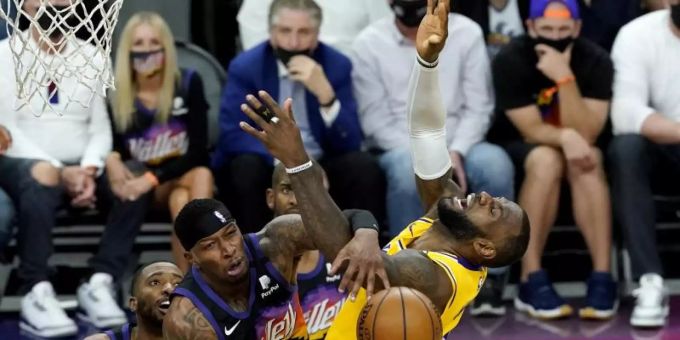 Lakers-Superstar LeBron James (r) wird von der Defense der Phoenix Suns gestoppt. Foto: Matt York/AP/dpa Lakers-Superstar LeBron James (r) wird von der Defense der Phoenix Suns gestoppt. Foto: Matt York/AP/dpa