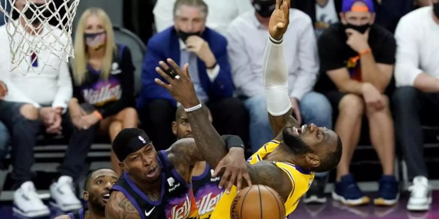 Lakers-Superstar LeBron James (r) wird von der Defense der Phoenix Suns gestoppt. Foto: Matt York/AP/dpa