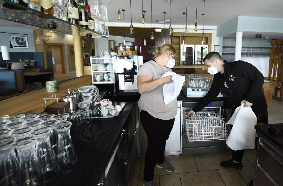 Hotelangestellte bei den letzten Vorbereitungen im Restaurant vor der Wiedereröffnung am Freitag, 14. Mai 2021, im Hotel Vila Vita Pannonia in Pamhagen.