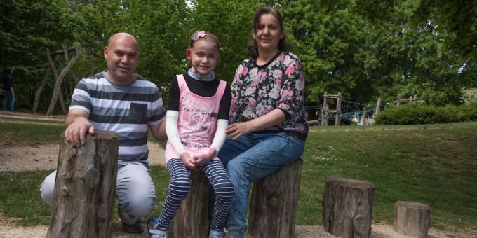 Die Familie Öcal: Vater Yasar und Mutter Mukadder mit der 15-jährigen Sevin. Mädchen mit Eltern
