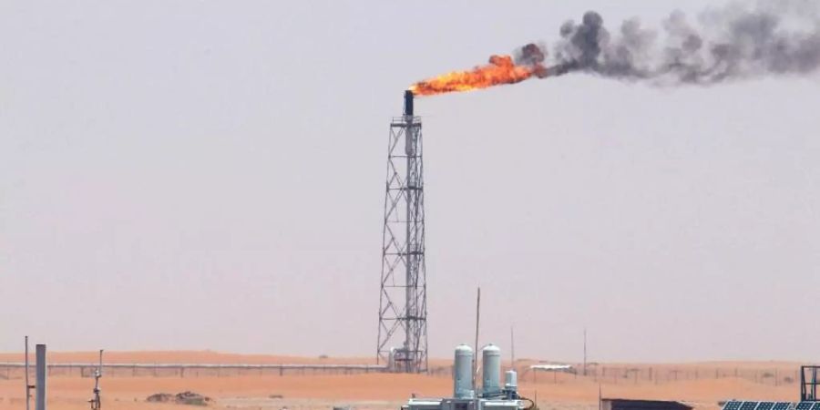 Technische Anlagen auf dem Khurais-Ölfeld in Saudi-Arabien (Archiv). Die Opec+ besteht aus der in Wien ansässigen Organisation erdölexportierender Länder und aus kooperierenden Ländern wie Russland. Foto: Ali Haider/EPA/dpa