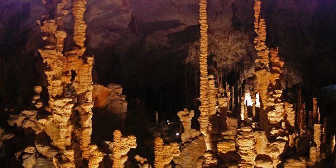 Faszinierende Formen: monumentale Stalagmiten, angeordnet wie Teller, in der Aven d'Orgnac in den Cevennen in Südfrankreich. Höhlen Film Stalagmiten