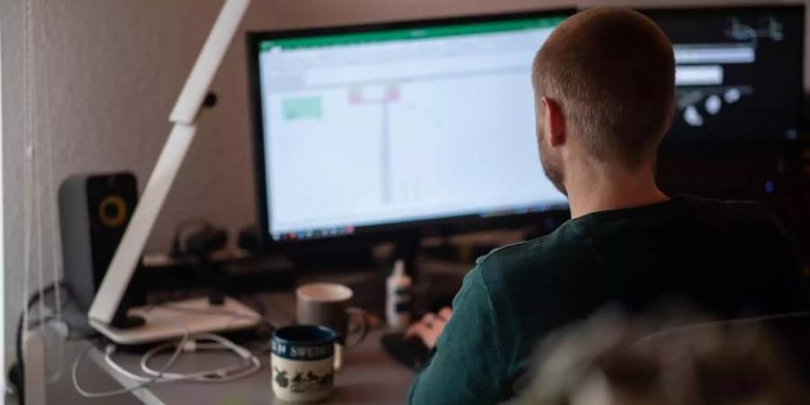 Die jahrzehntelang typische Fünf-Tage-Bürowoche wird für die meisten Arbeitnehmer wohl auch nach der Pandemie nicht mehr wiederkommen. Inzwischen gibt es sogar erste grössere Firmen, die ihre Mitarbeiter im Arbeitsalltag überhaupt nicht mehr im Büro einplanen. Foto: Sebastian Gollnow/dpa