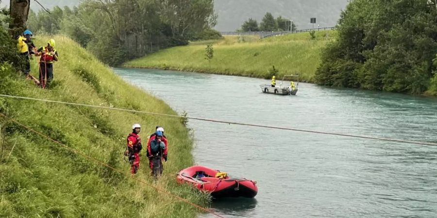 Die Spezialisten bereiten die Bergung des Unfallwagens vor.