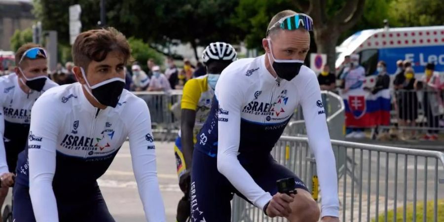 Altstars zurück bei der Tour: Ex-Sieger Chris Froome (r) und Teamkollege André Greipel (hinten links). Foto: Christophe Ena/AP/dpa