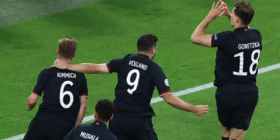 Deutschlands Leon Goretzka (r) machte mit seinem Tor zum 2:2 den Einzug ins Achtelfinale perfekt. Foto: Christian Charisius/dpa
