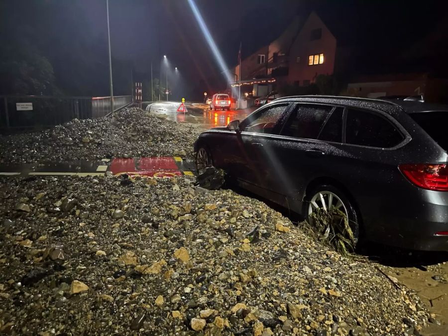 Auch Autos wurden weggespült und beschädigt.