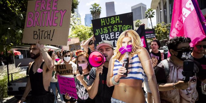 Hunderte Demonstranten an einem #FREEBRITNEY-Protest vor dem Gerichtsgebäude teil. Britney Spears