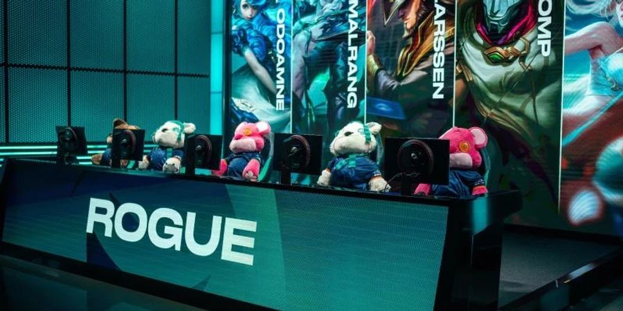 Rogue, wegen der Corona-Vorgaben der LEC durch Teddys im Studio repräsentiert, sicherte sich im Spitzenspiel der LoL-Liga gegen Fnatic die alleinige Tabellenführung. Foto: Riot Games/dpa