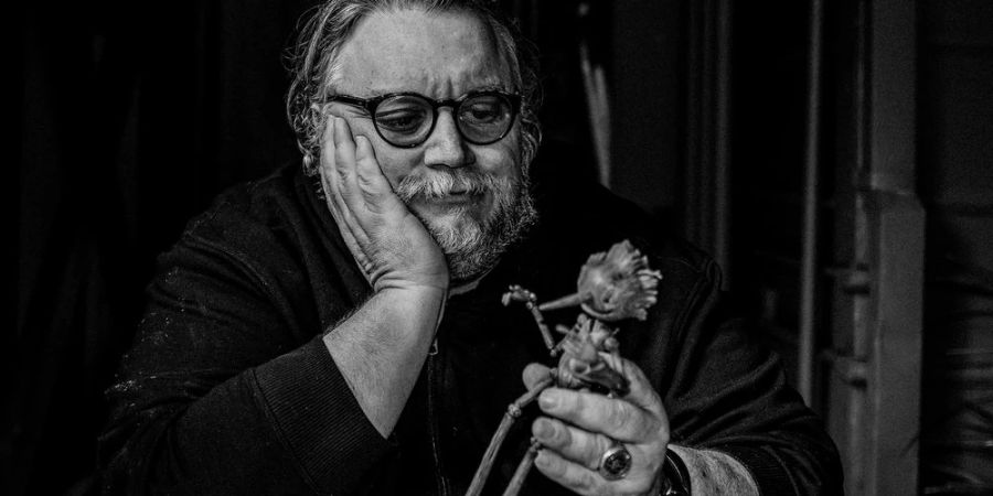 Regisseur Guillermo del Toro mit Pinocchio.