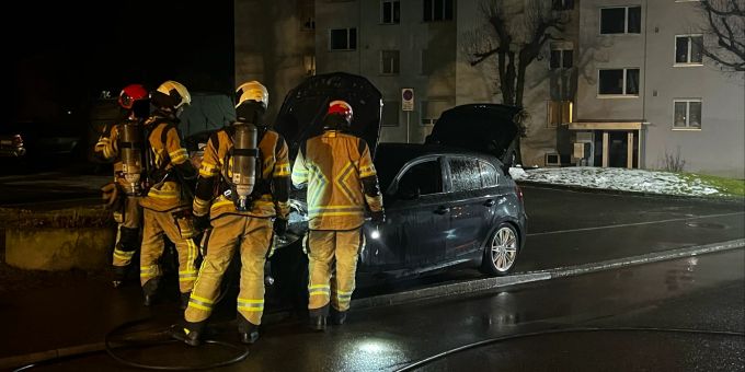 Die Feuerwehr inspiziert das gelöschte Auto. jona sg