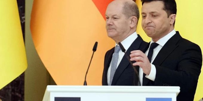 Bundeskanzler Olaf Scholz (l.) will dem ukrainischen Präsidenten Wolodymyr Selenskyj im Ukraine-Krieg weiter beistehen. schoolz