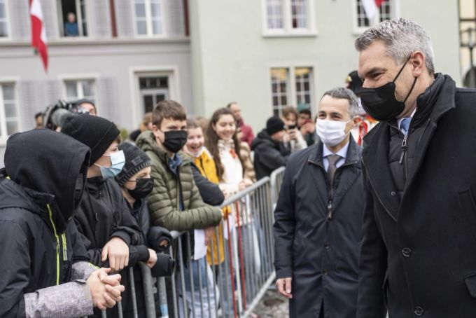 Wenige Zuschauer versammelten sich hinter den Abschrankungen. zofingen