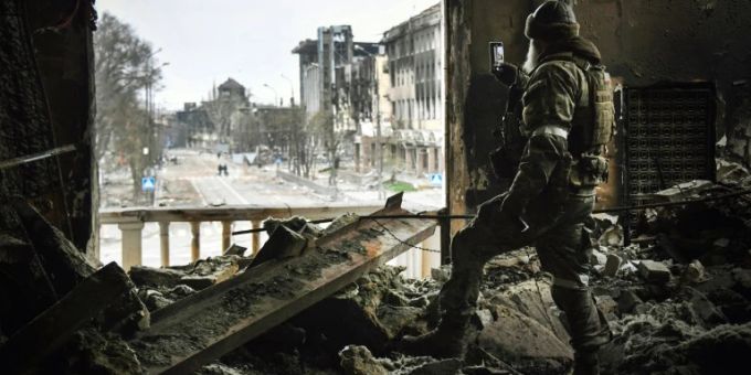 Ein russischer Soldat in Mariupol im Ukraine-Krieg. mariupol russischer soldat