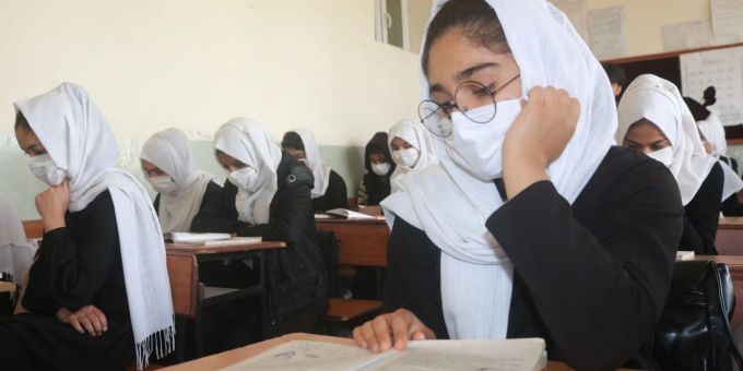 Afghanische Schülerinnen im März 2021 - bevor die Taliban wieder die Macht in Afghanistan übernommen haben. Afghanistan