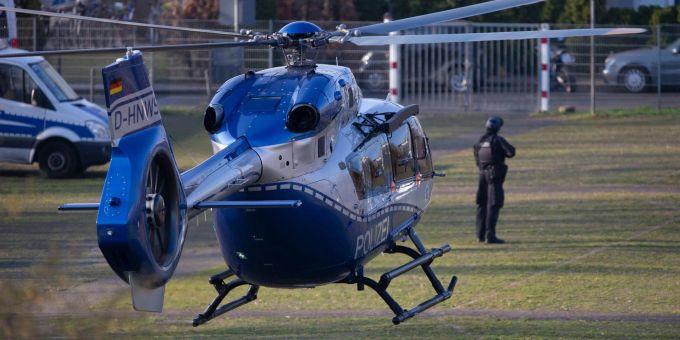 Der Hubschrauber mit dem Angeklagten Thomas Drach landet auf dem Gelände des Justizzentrums Köln. Der Hubschrauber mit dem Angeklagten Thomas Drach landet auf dem Gelände des Justizzentrums Köln.