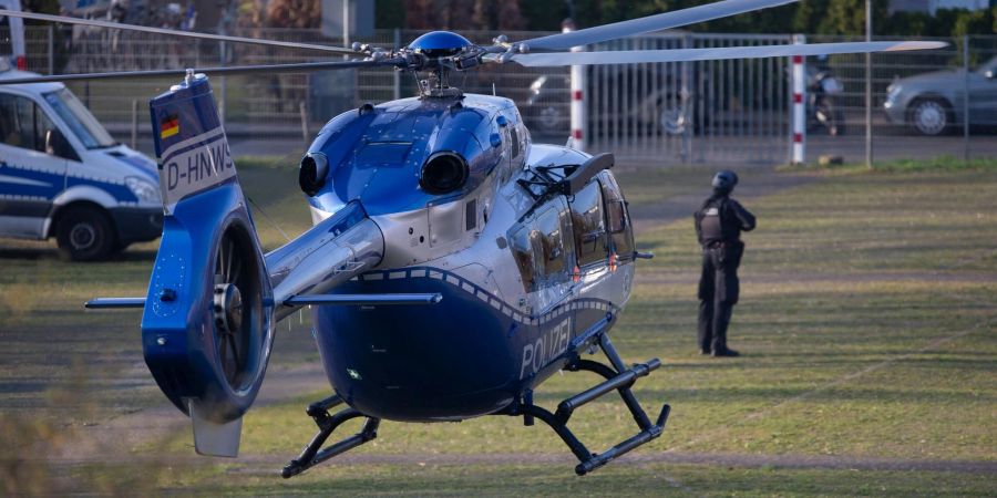 Der Hubschrauber mit dem Angeklagten Thomas Drach landet auf dem Gelände des Justizzentrums Köln.