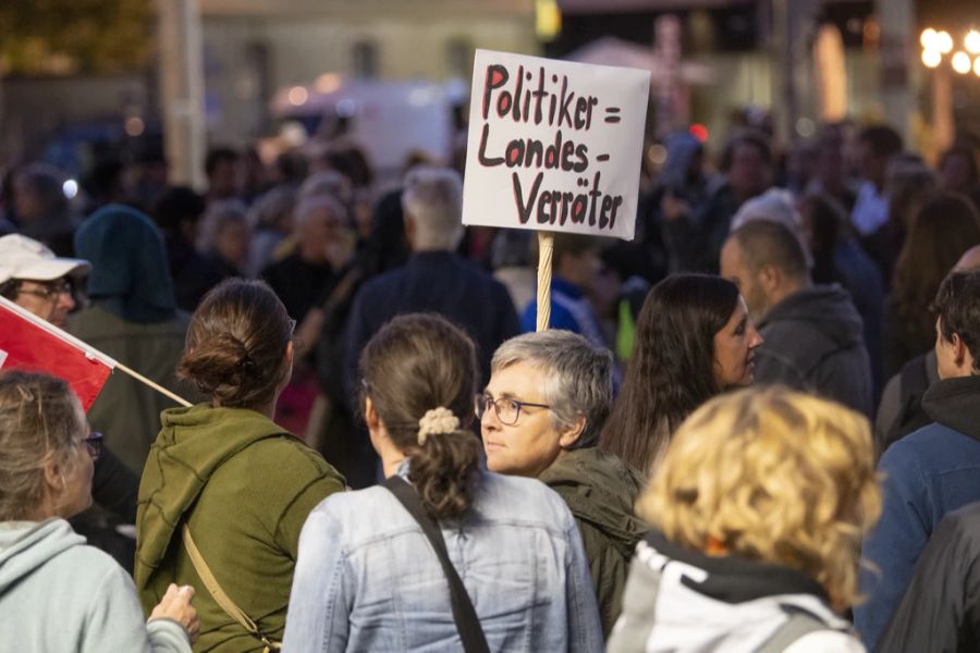 Skeptiker bei einer Demo in Bern. Einer Studie zufolge könnte die Ablehnung der Impfung gegen das Coronavirus mit Kindheits-Traumata zusammenhängen.