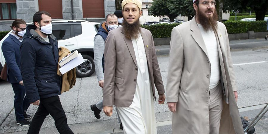 Qaasim Illi (links), und Nicolas Blancho (rechts) am 6. Oktober 2020 vor dem Bundesstrafgericht in Bellinzona. Die Vorstandsmitglieder des Vereins Islamischer Zentralrat Schweiz (IZRS) wurden heute verurteilt.