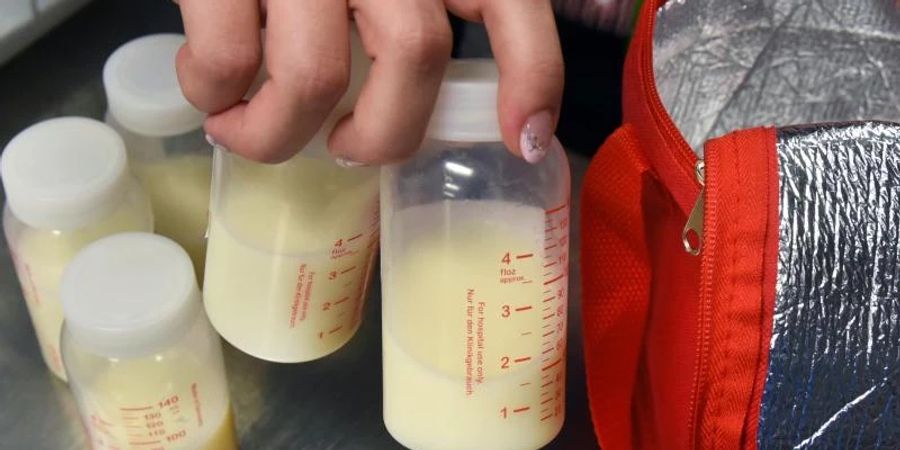 In der Frauenmilchbank des Universitätsklinikums liefert eine Spenderin Muttermilch ab. Foto: Waltraud Grubitzsch/dpa-Zentralbild